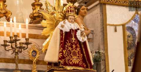 Bari, la celebrazione del Bambino Gesù di Praga: la statua nascosta per tutto l'anno dietro una tela